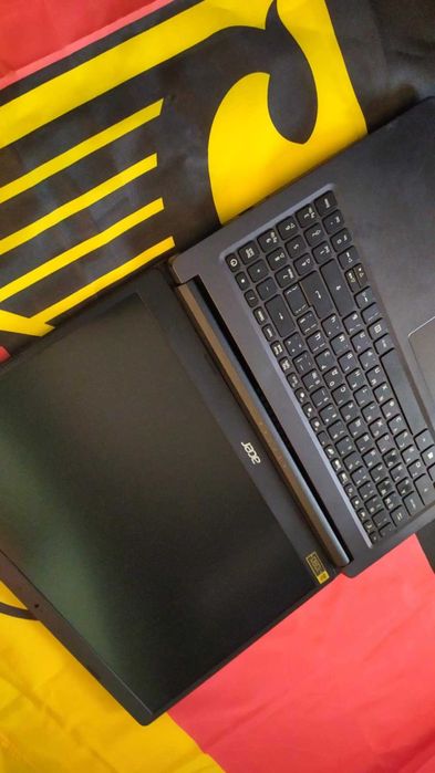 СУПЕР Тънък Лаптоп Acer