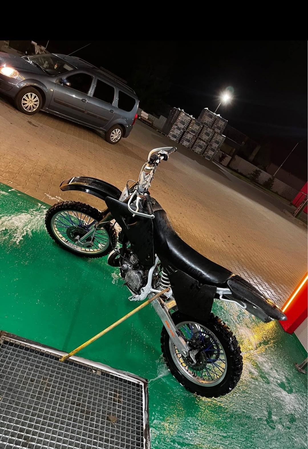 Vând Husqvarna 250
