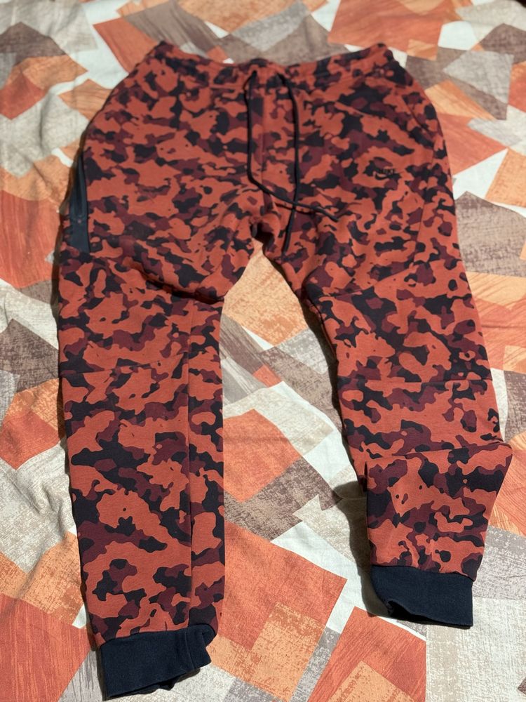 Nike tech fleece camo (red)