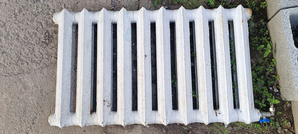 Продам чугунную батарею