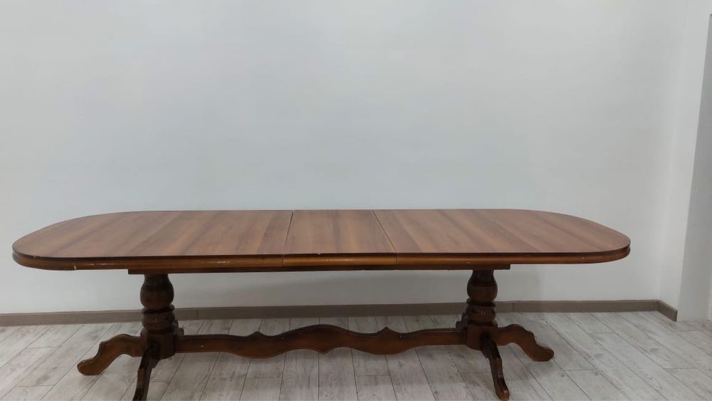 Большой стол.