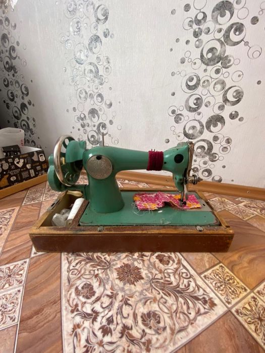 Швейная машина цвет зеленый