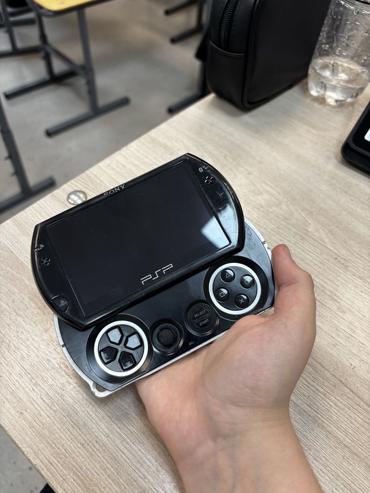 PSP GO в отличном состоянии + чехлы, редкая модель