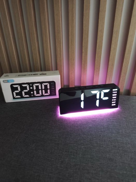 LED дигитален часовник с модерна визия и подсветка