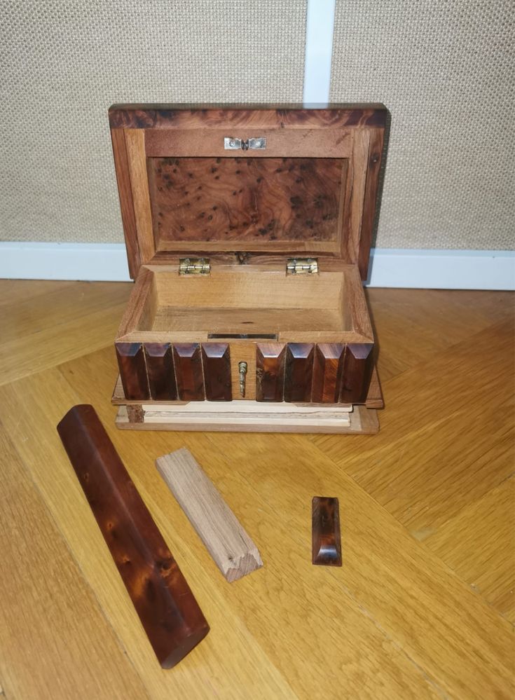 Кутия пъзел за бижута кафява дърво Барлд , Burled Wood Франция 1970 г