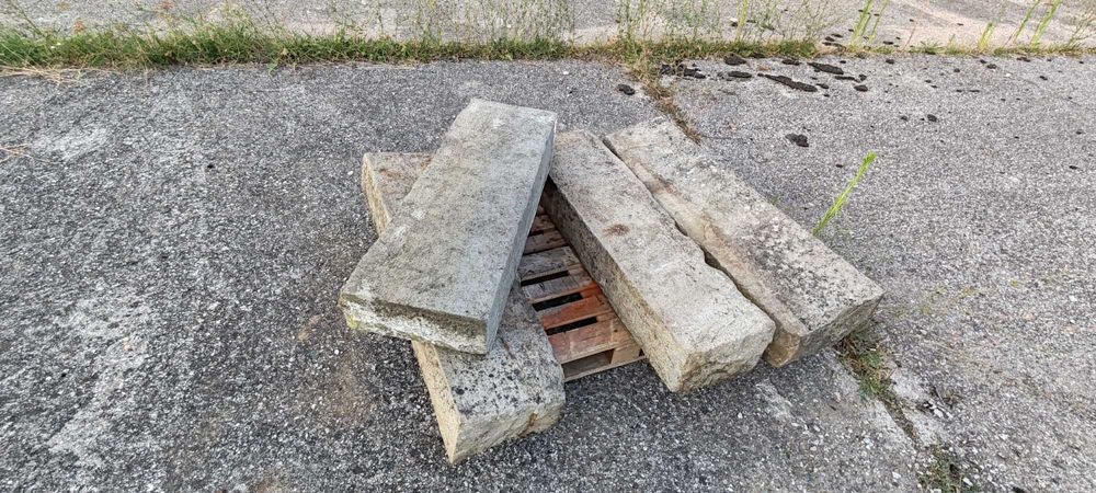 Стъпала от ръчно издялан камък