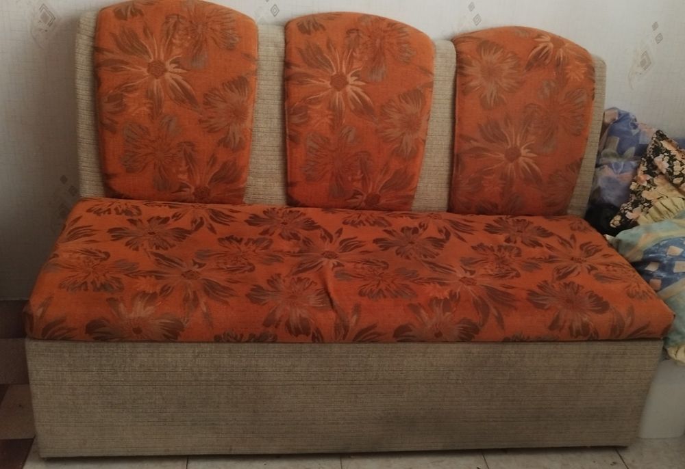 Продавам секция с бюро и кухненски ъгъл с опция сън и ракла