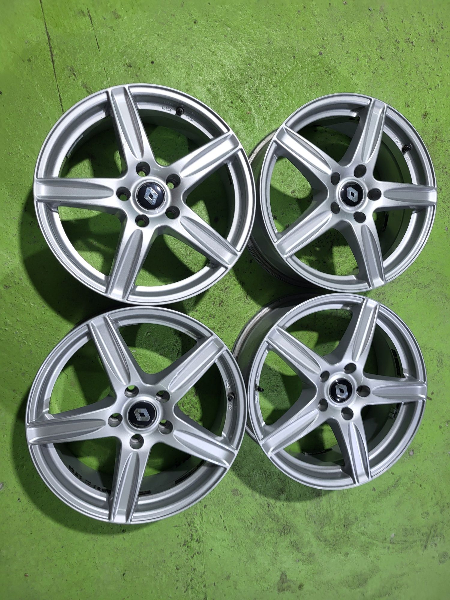 17 5x114.3 Nissan Renault лети джанти 5х114.3