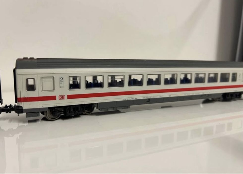 Set vagon de calatori Clasa 1 si Clasa 2, Piko, 1:87