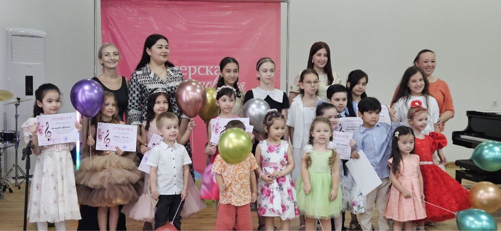 Музыкальная студия: Фортепиано , вокал , флейта , гитара .