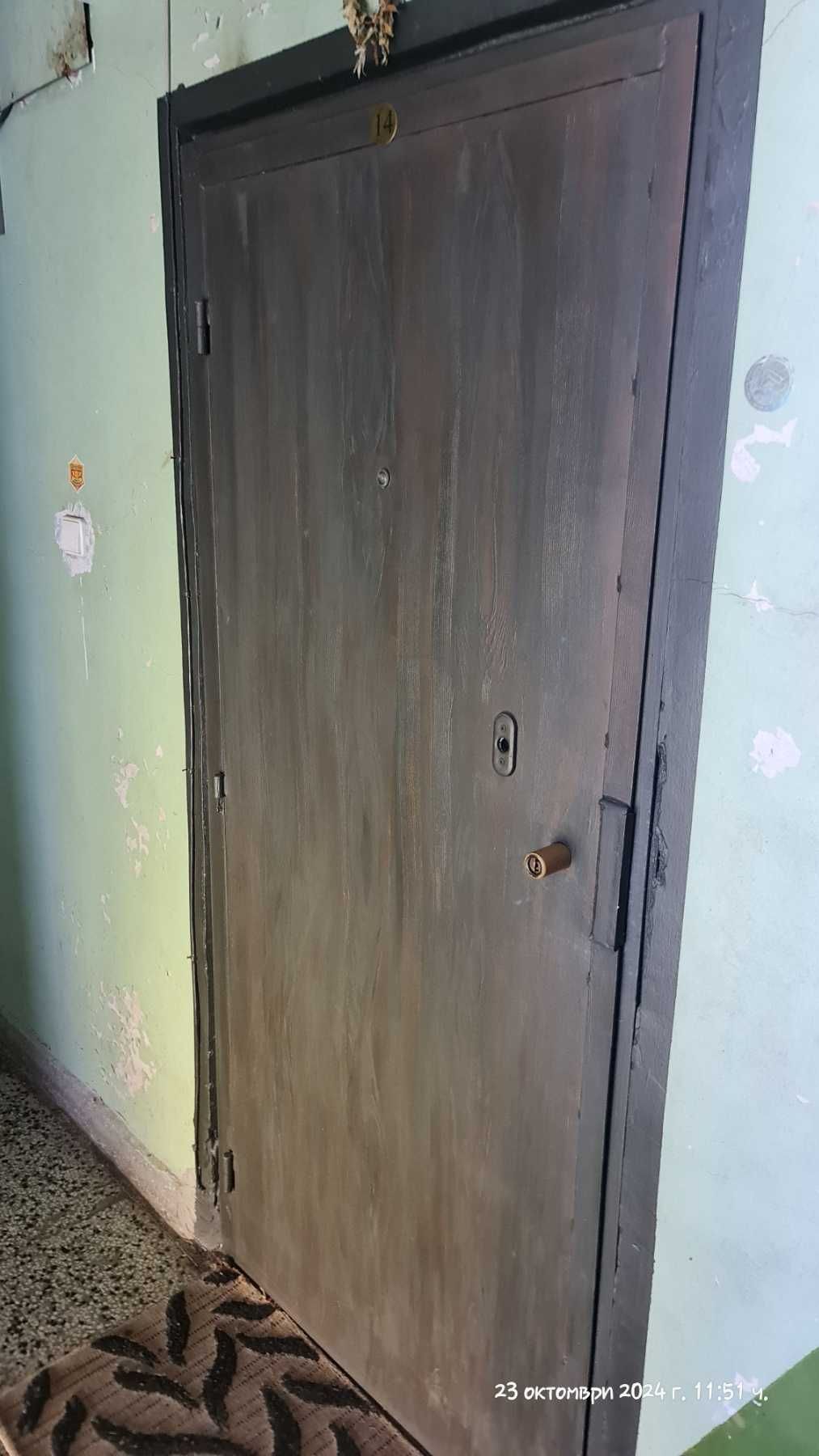 Метална входна врата с каса
