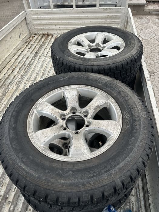 Продам резину с дисками 265/65/17 Зима