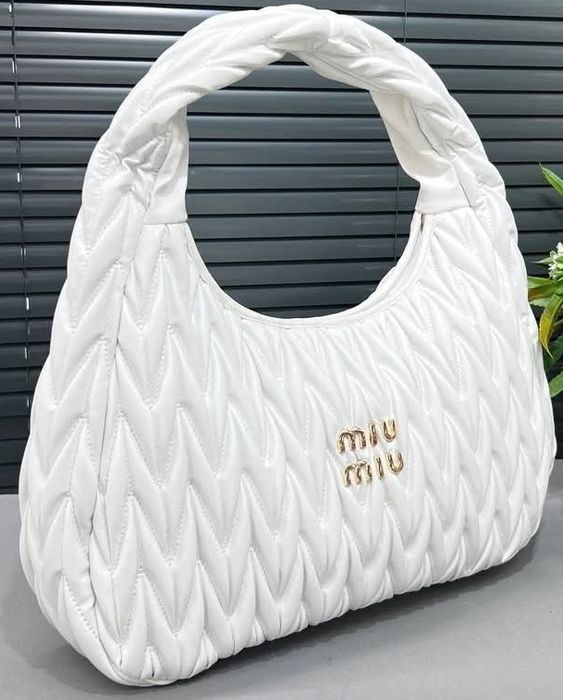 Geanta damă alb imaculat  Miu Miu,logo metalic auriu, curea detasabila