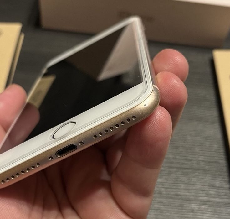 Употребяван Iphone 8 plus gold