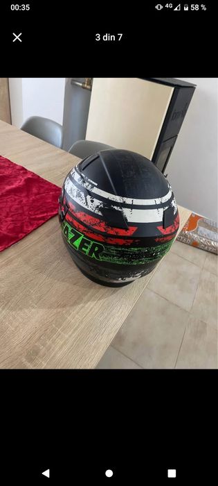 Vând casca moto lazzer