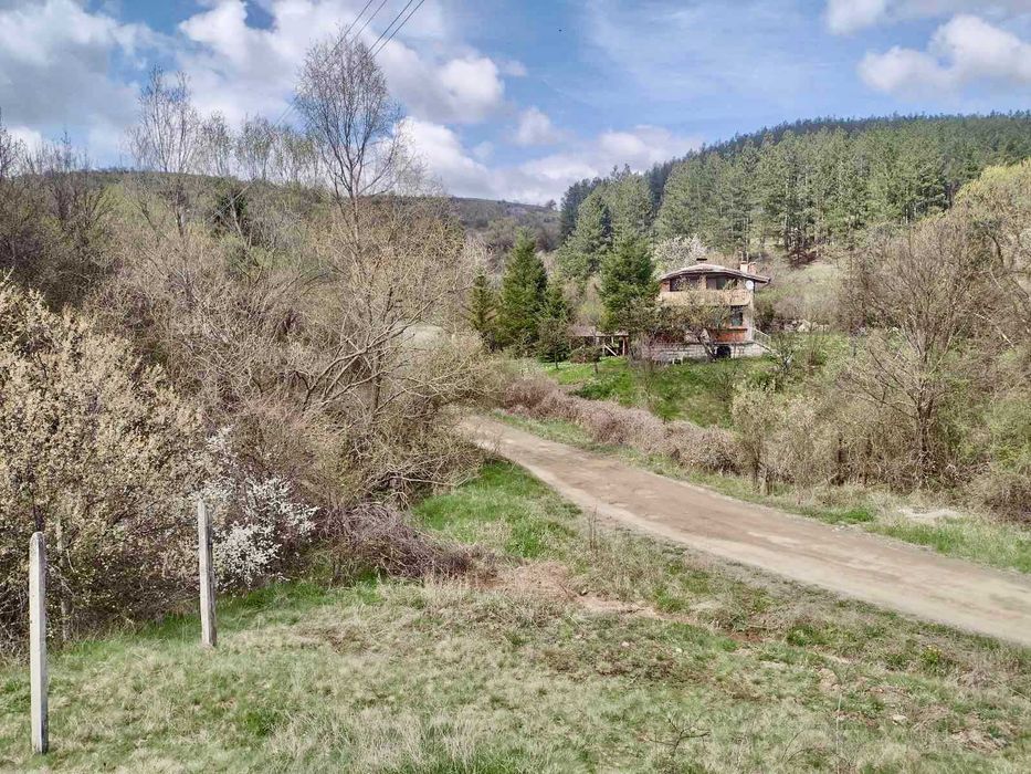 Парцел в с.Клисура местност Радова Махала