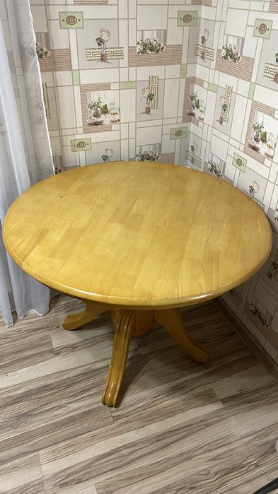 Продам стол + 2 стула к нему