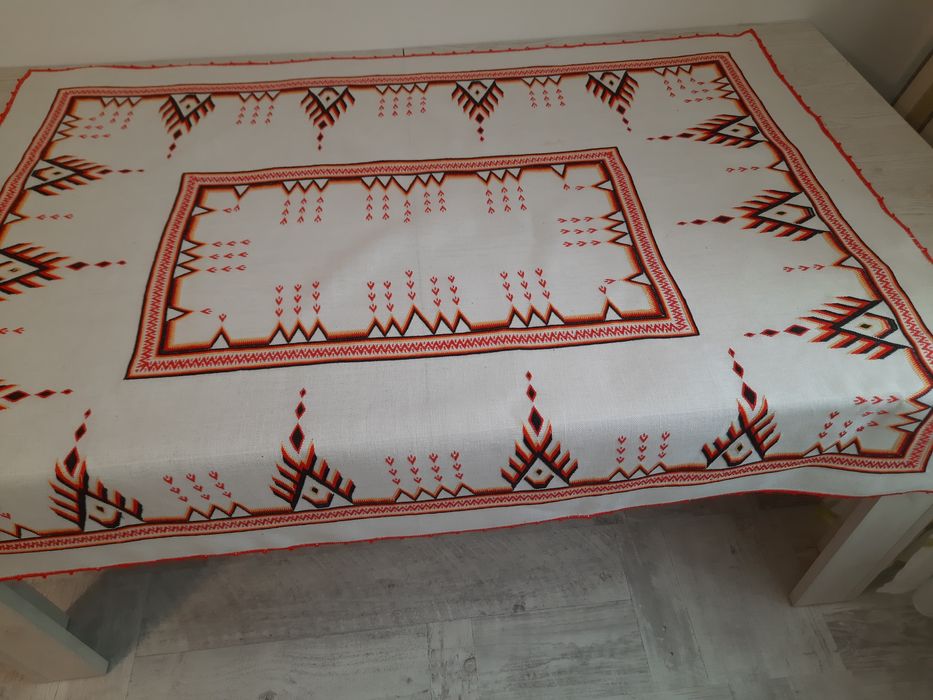 Vand față de masa brodata manual