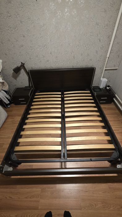 Кровать и 2 тумбы