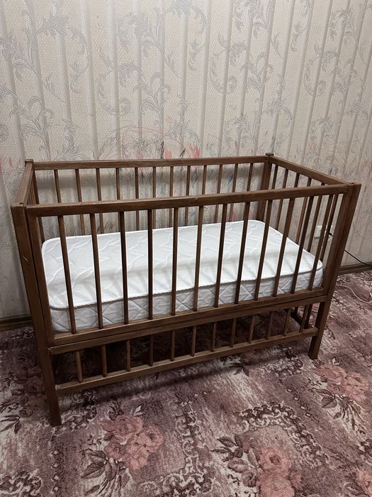 Кроватка из дерева с матрасом