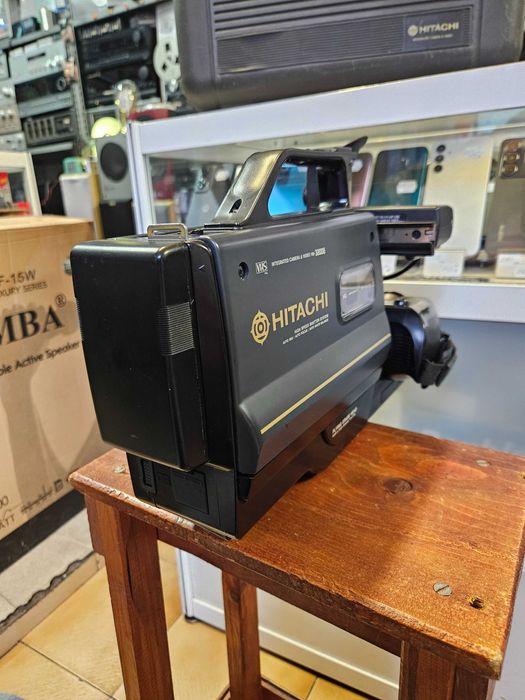 Видеокамера Hitachi VM-3200E Много добър външен вид, пълен комплект.