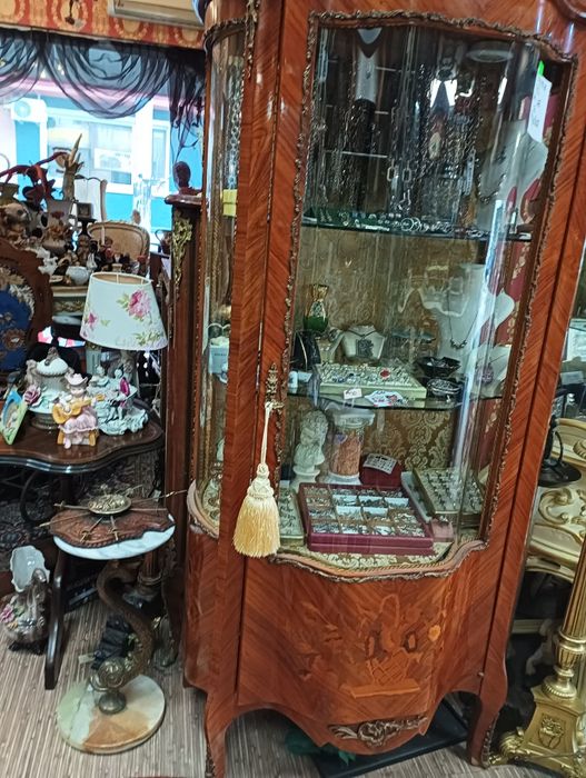 Продавам Витрина