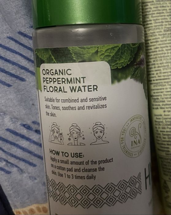 Вода и маска за лице.Оригинални,ползвани и двете точно веднъж