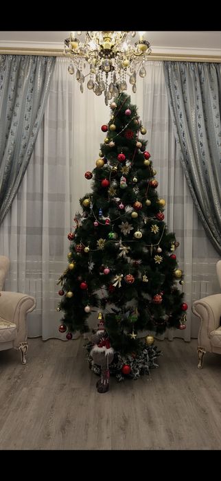 Елка новогодняя с игрушками, больше двух метров