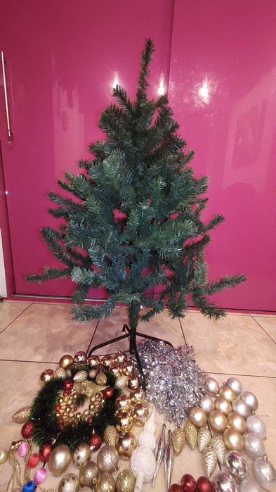 Brad artificial cu decorațiuni