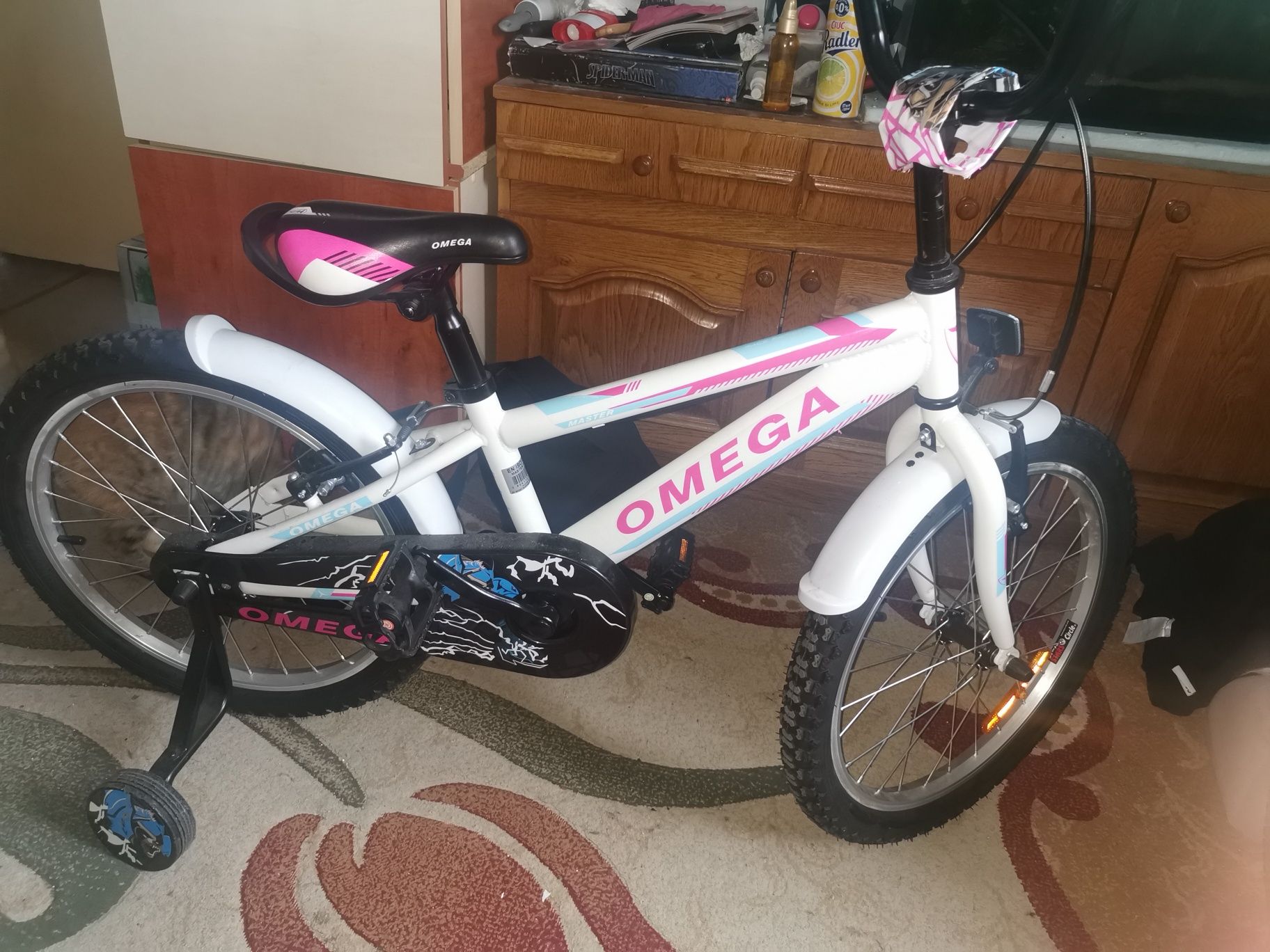 Bicicleta roz omega cu ajutătoare și roti de 20