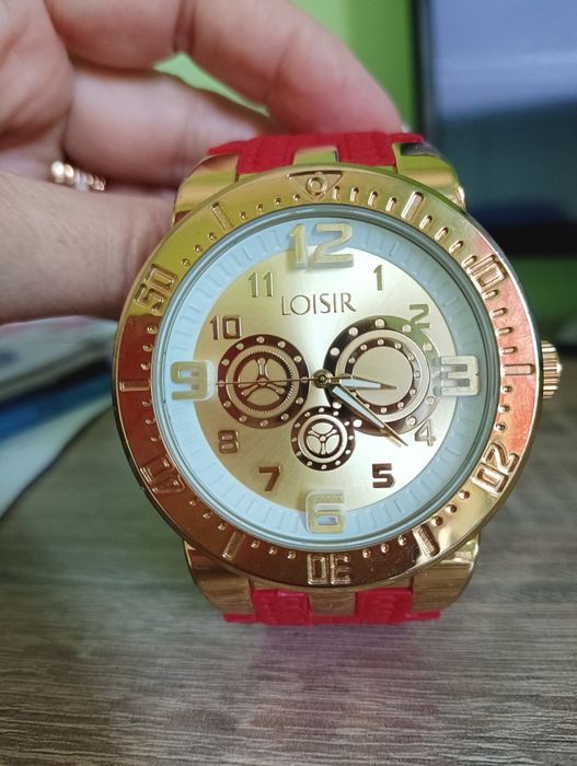 Дамски часовник със силиконова червена каишка