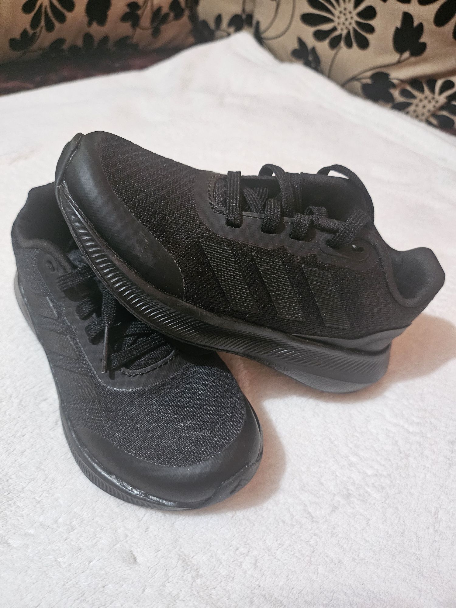 Vând adidas  copiii