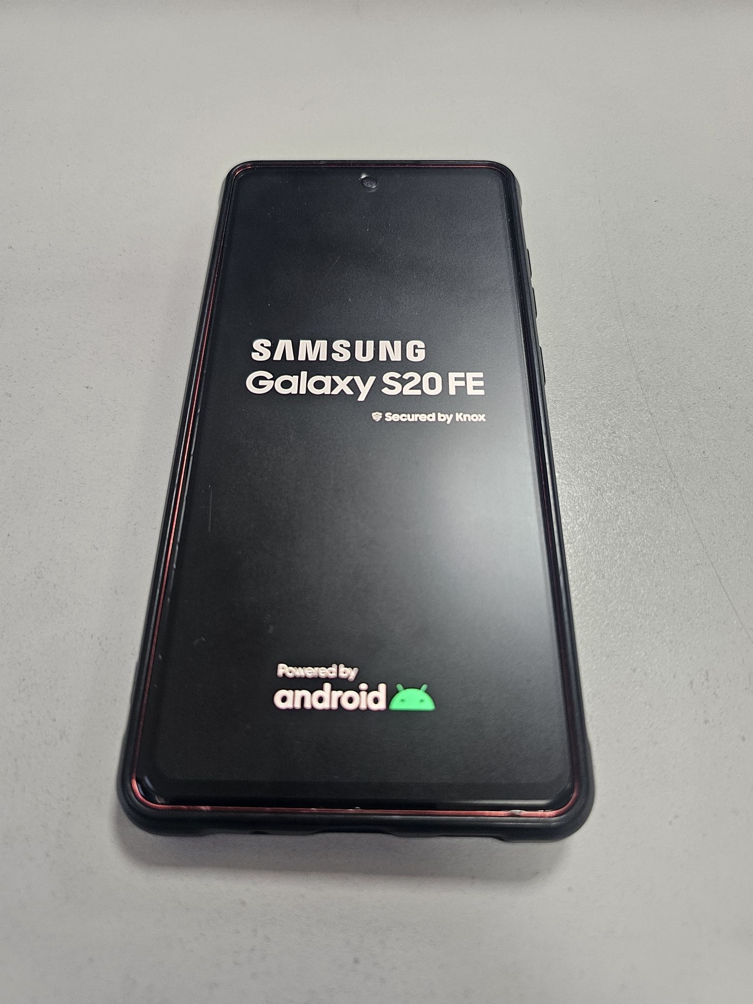 Продаю Samsung S 20FE в отличном состоянии+в подарок новая беспроводна