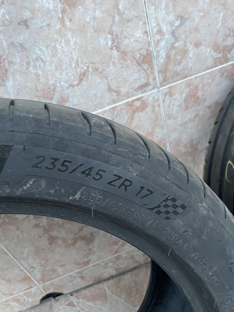 2 гуми Мишлен 235/45 R17 изпозвани 3 месеца