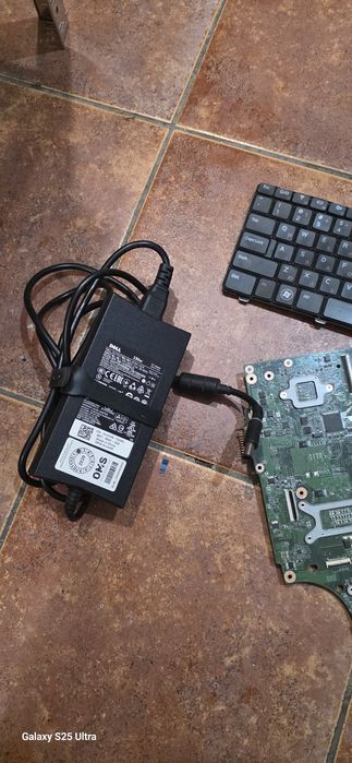 Продавам части за лаптоп DELL Inspirion