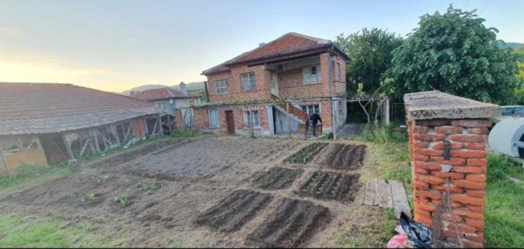 Двуетажна къща в село Бяла