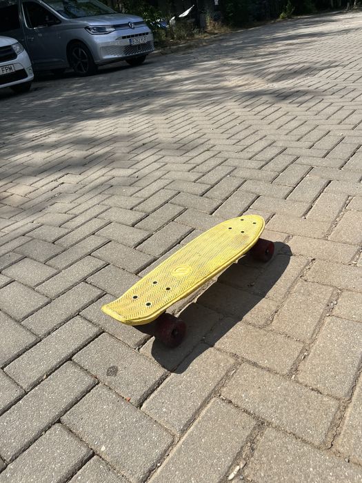penny board galben cu roti rosii