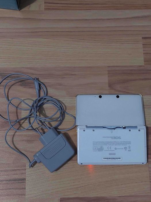Nintendo 3ds modat white
