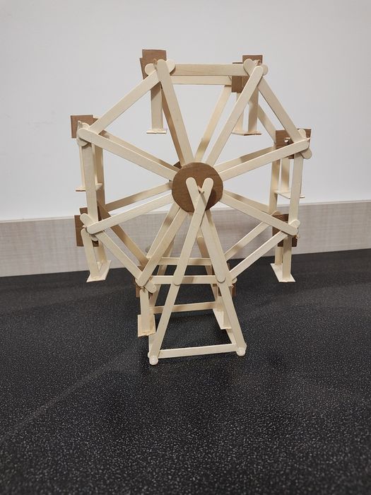 Macheta casa lemn materiale reciclabilele, proiect școală