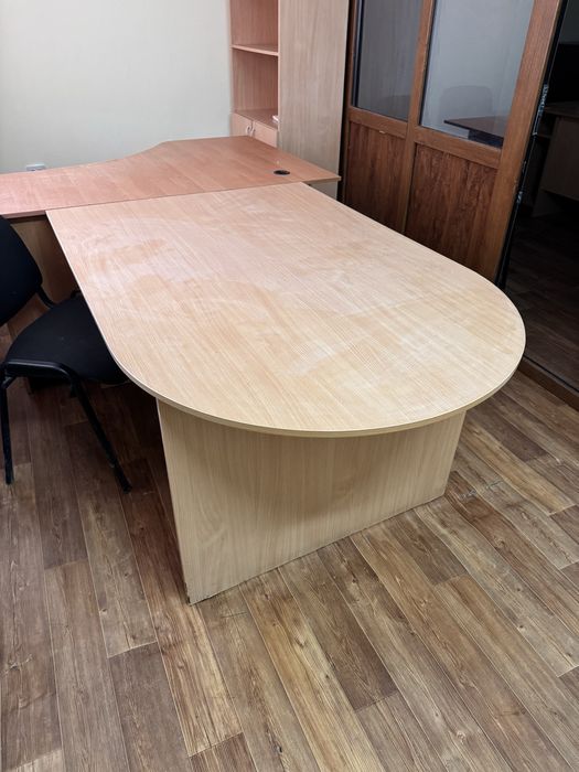 Продам стол за 5000  каждая