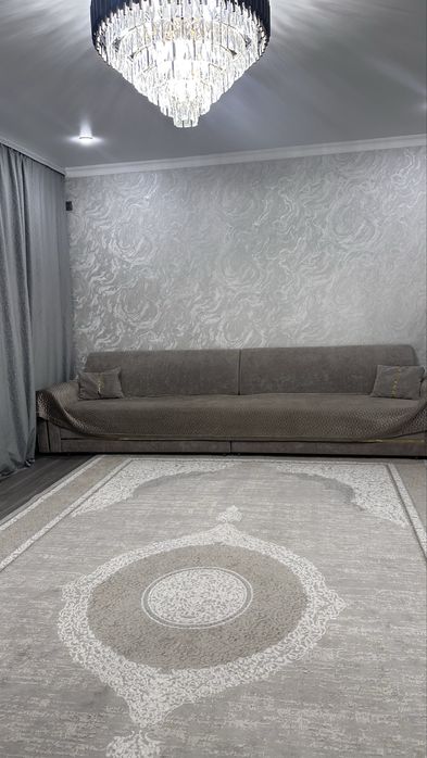 Диван в хорошем состоянии,купили год назад,(покрывало в подарок)