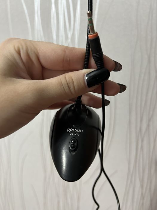 Настольный компьютерный микрофон.