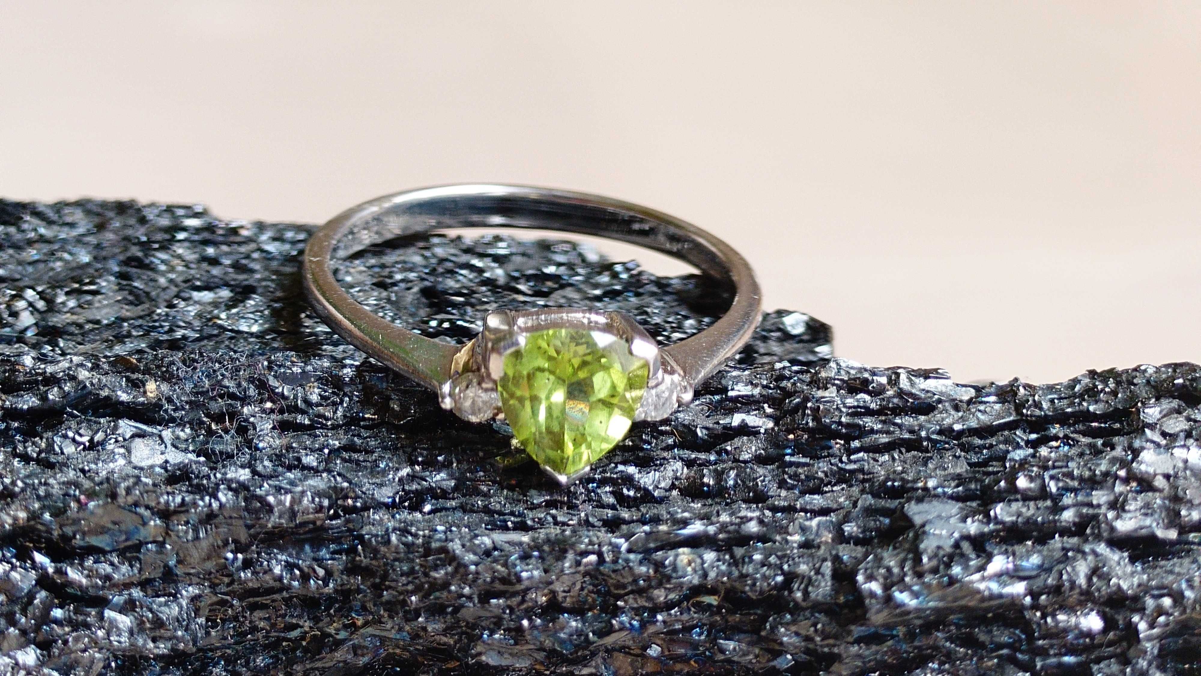 Inel din aur alb de 9 k cu peridot și diamante naturale