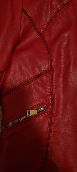 Червено кожено яке