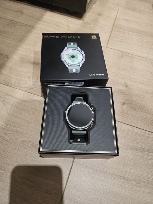 Часовник huawei.