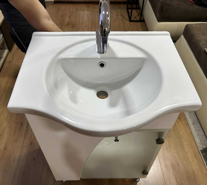 Долен шкаф за баня с умивалник, смесител и огледало