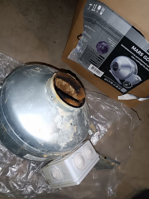 Продам вытяжку бывшая в употреблении рабочая цена 5твс торг