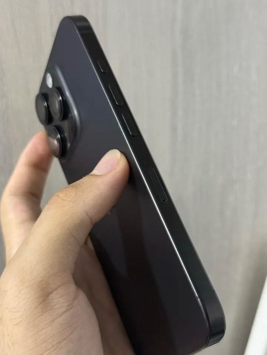 Vând iPhone 16 pro titanium