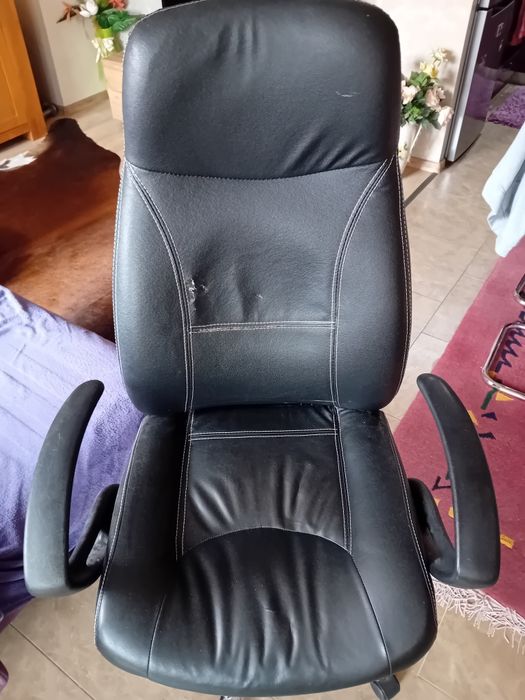 Продавам офис стол