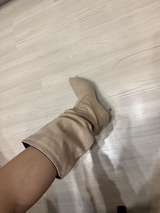 Велурени ботуши с ток